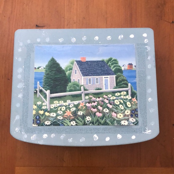 Wooden Box With Home Photograph on Hinged Lid - Picture 1 of 5